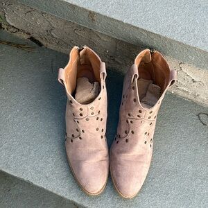 Qupid Taupe Ankle Cowgirl Boho Booties with Accents 3” heels Back Zipper Worn 1x